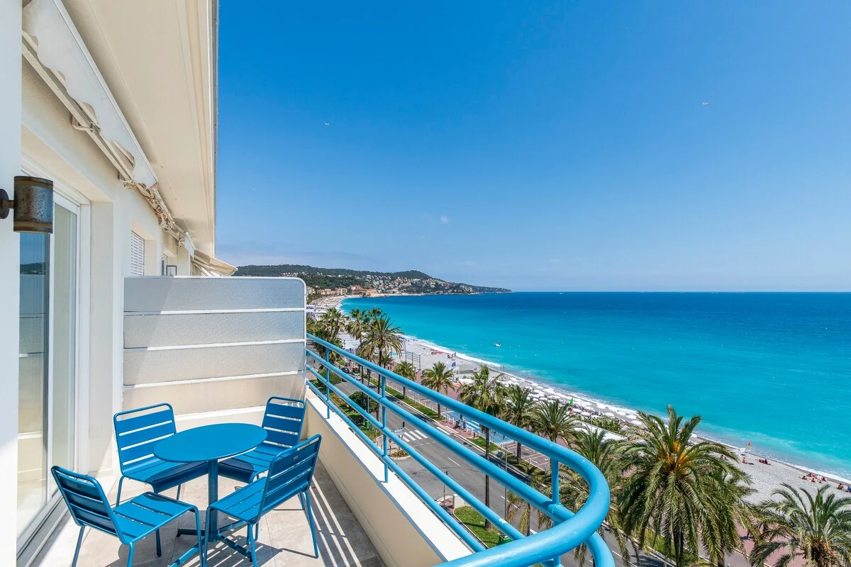 Terrasse extérieure avec mobilier
