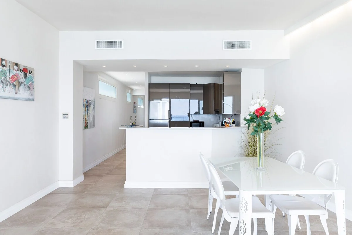 Espace repas lumineux et élégant