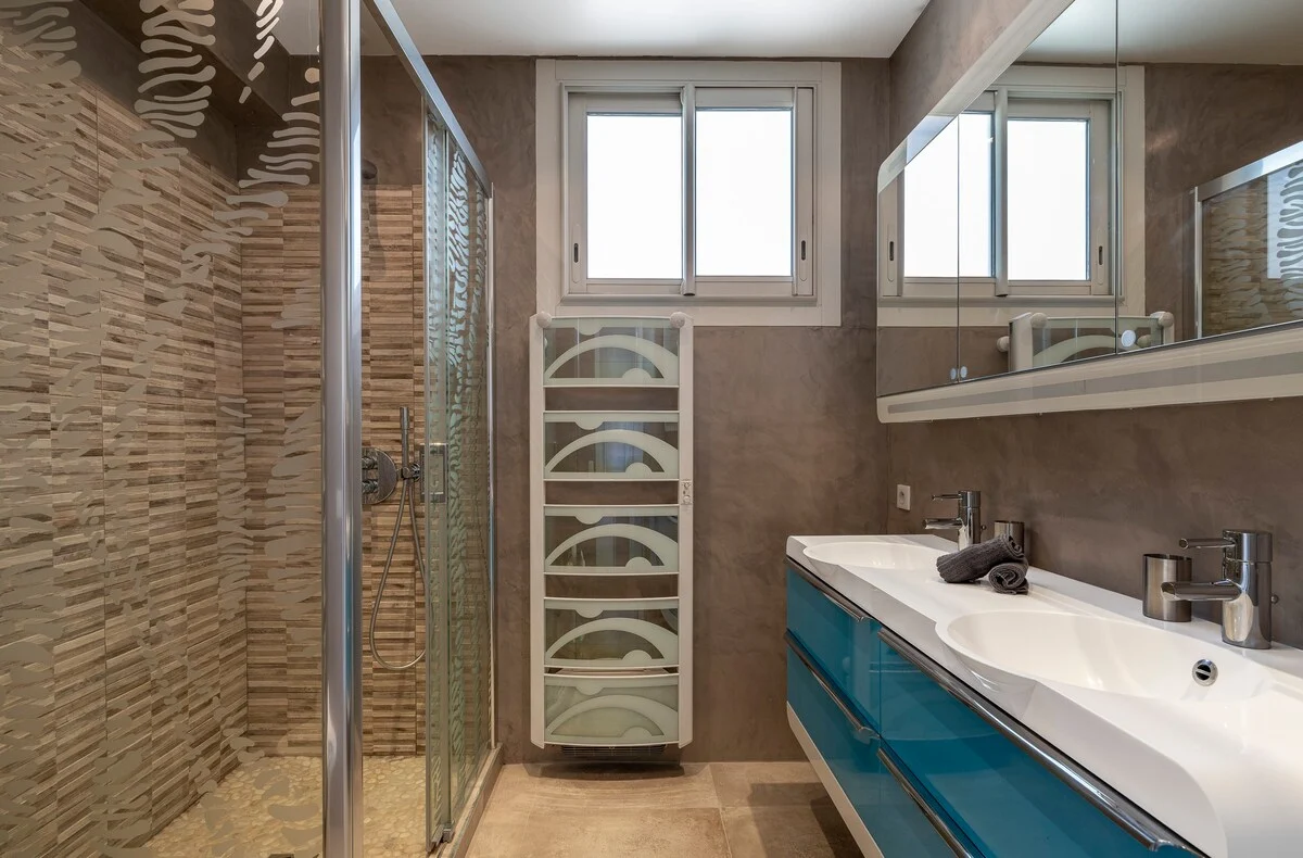 Salle de bains entière — baignoire et douche